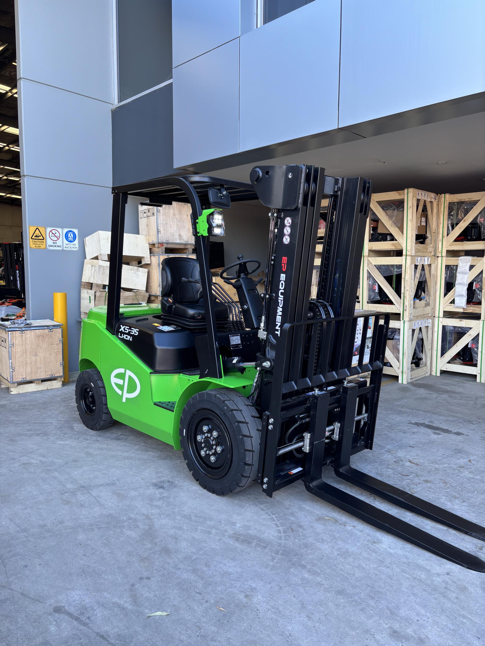 On site front-right view of EFX5-351 3.5T lithium electric forklift by EP Equipment.