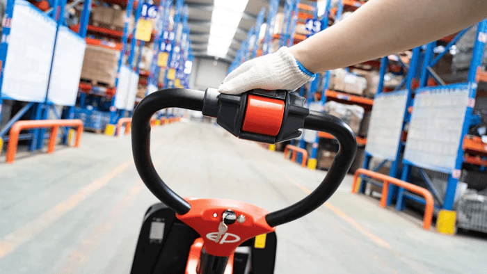 EP Equipment F4 1.5T electric pallet truck ergonomic tiller handle for easy and precise control.