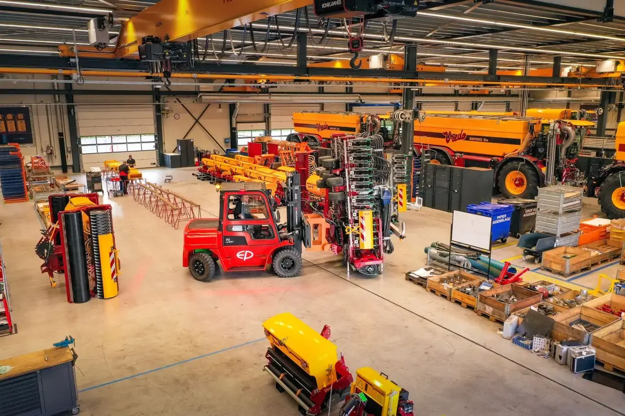 EP 7 ton lithium forklift operating in an agricultural machinery factory, handling heavy tools with precision.