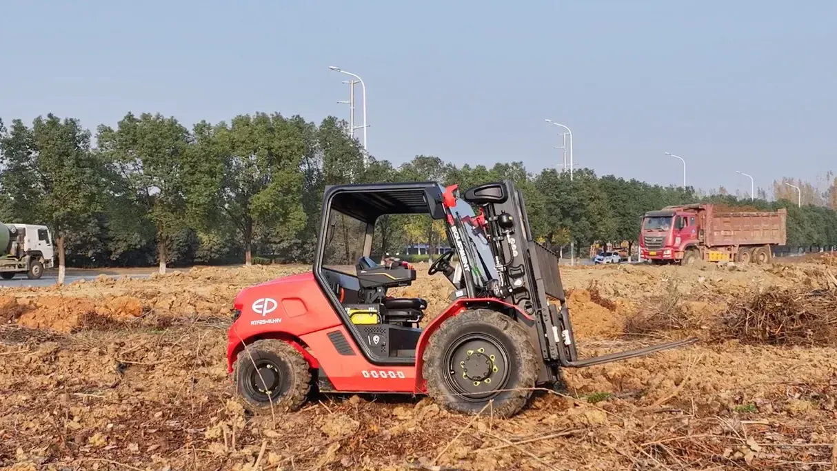 Rough Terrain forklift at Outdoor use