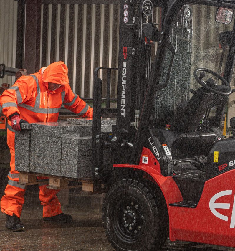 EFL253 lithium forklift operating in the rain, highlighting all-weather durability and zero-emission performance