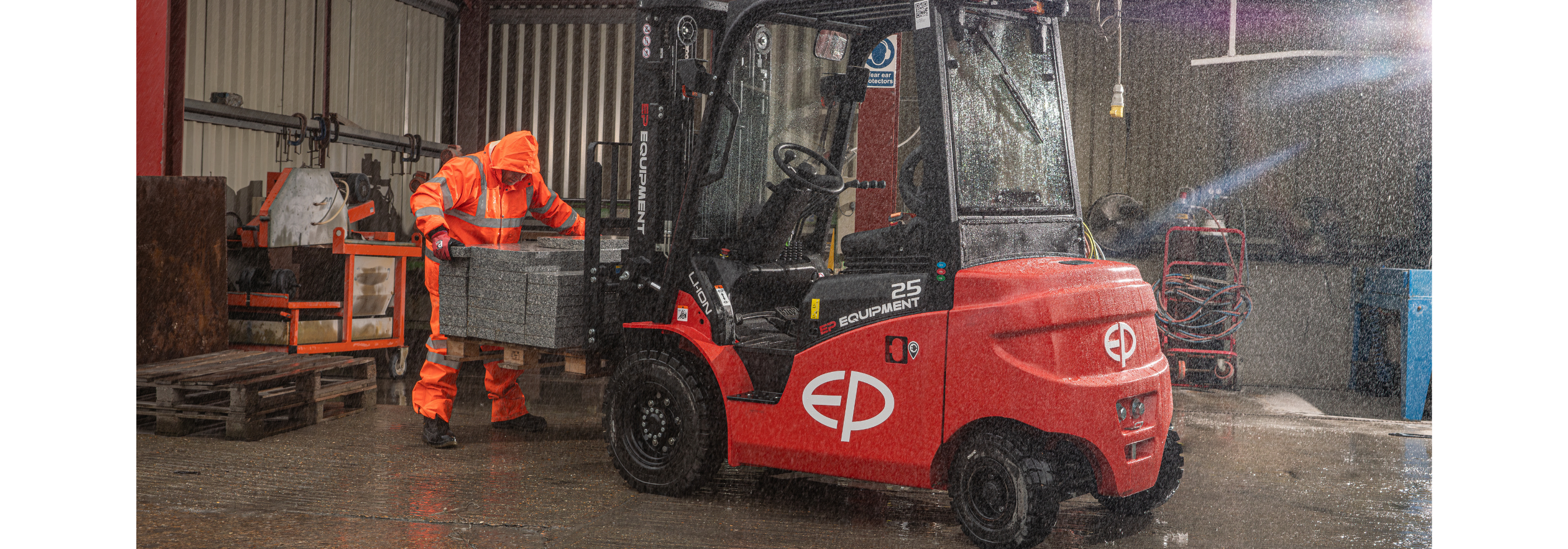 EFL253 lithium forklift operating in the rain, highlighting all-weather durability and zero-emission performance