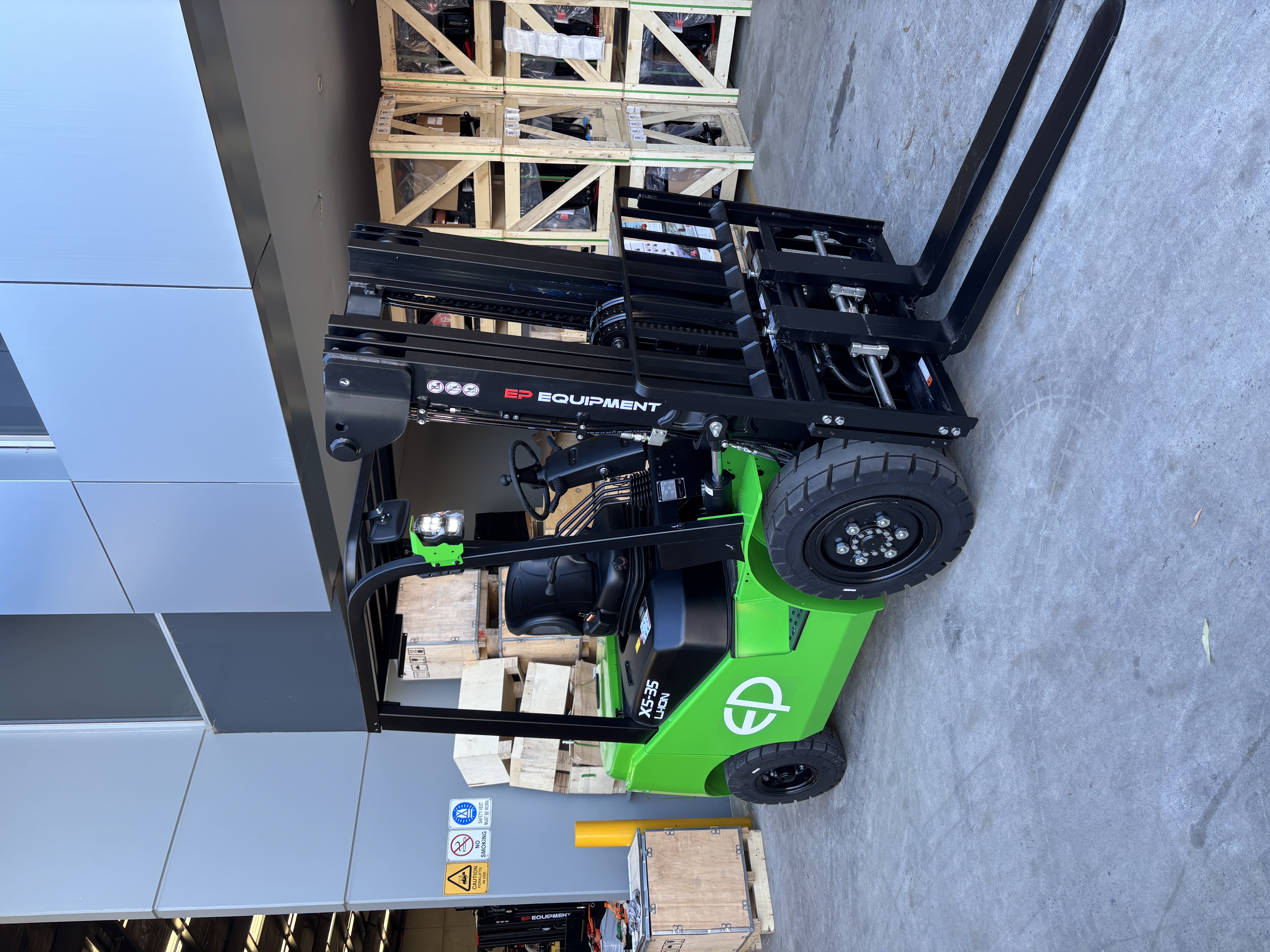 On site front-right view of EFX5-351 3.5T lithium electric forklift by EP Equipment.