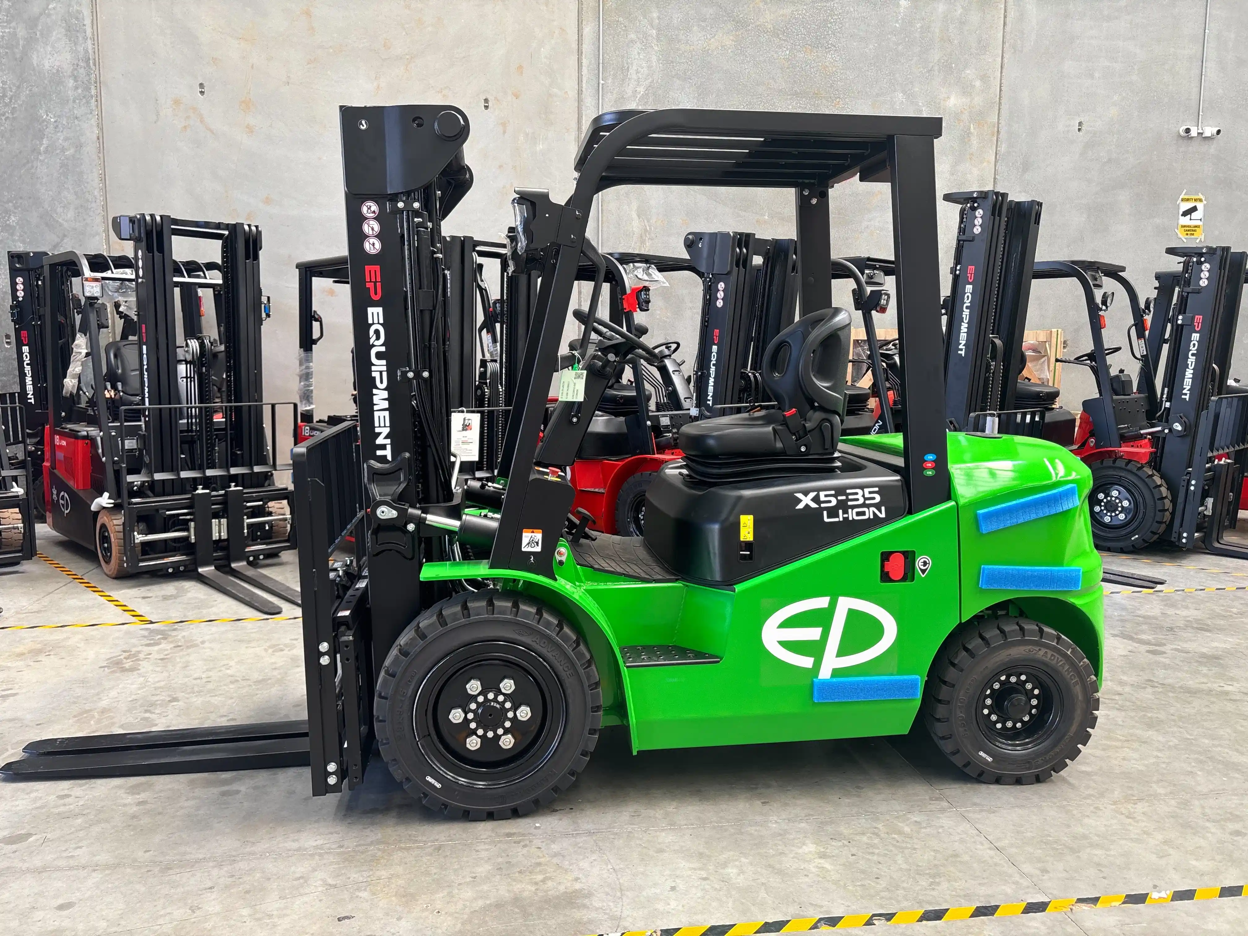photo of EFX5-351 3.5T lithium electric forklift by EP Equipment showing its side view when stopped in warehouse