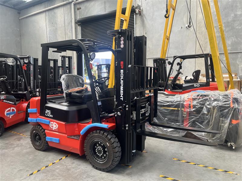 On site photo of ICE251 2.5T four-wheel lithium-ion electric forklift by EP Equipment stopping in warehouse