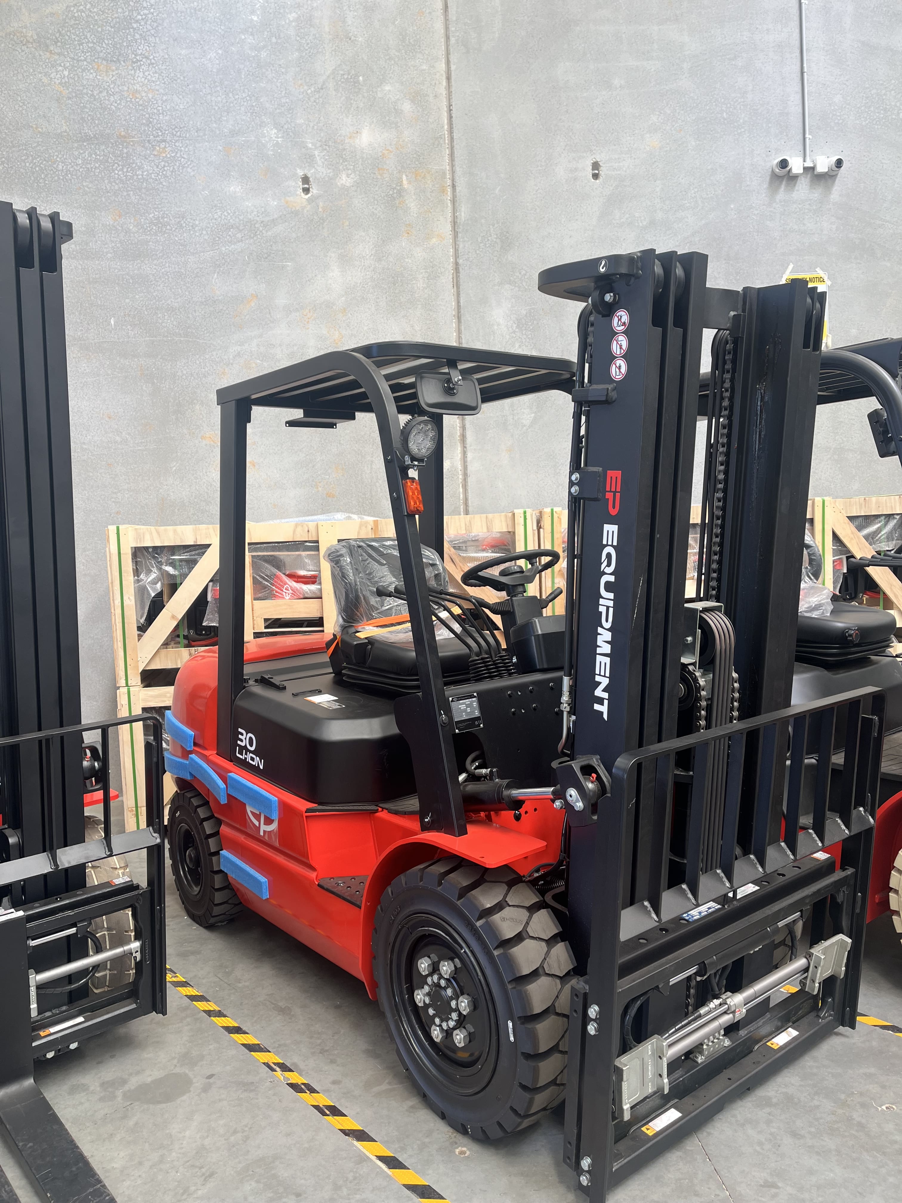 Front view photo of ICE301 3.0T four-wheel lithium-ion electric forklift by EP Equipment stopping in warehouse