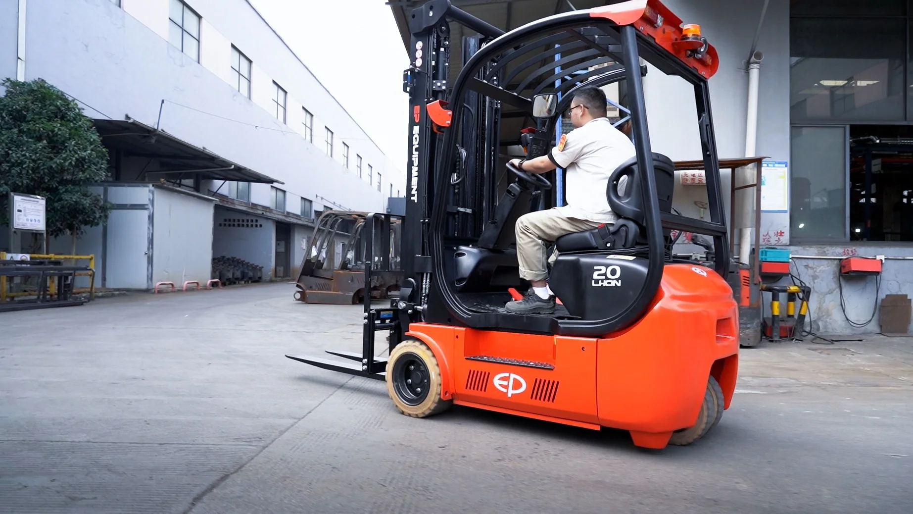 Rear view of EP Equipment TDL201 2.0T three-wheel lithium-ion electric forklift, highlighting compact chassis and rear safety lighting design.